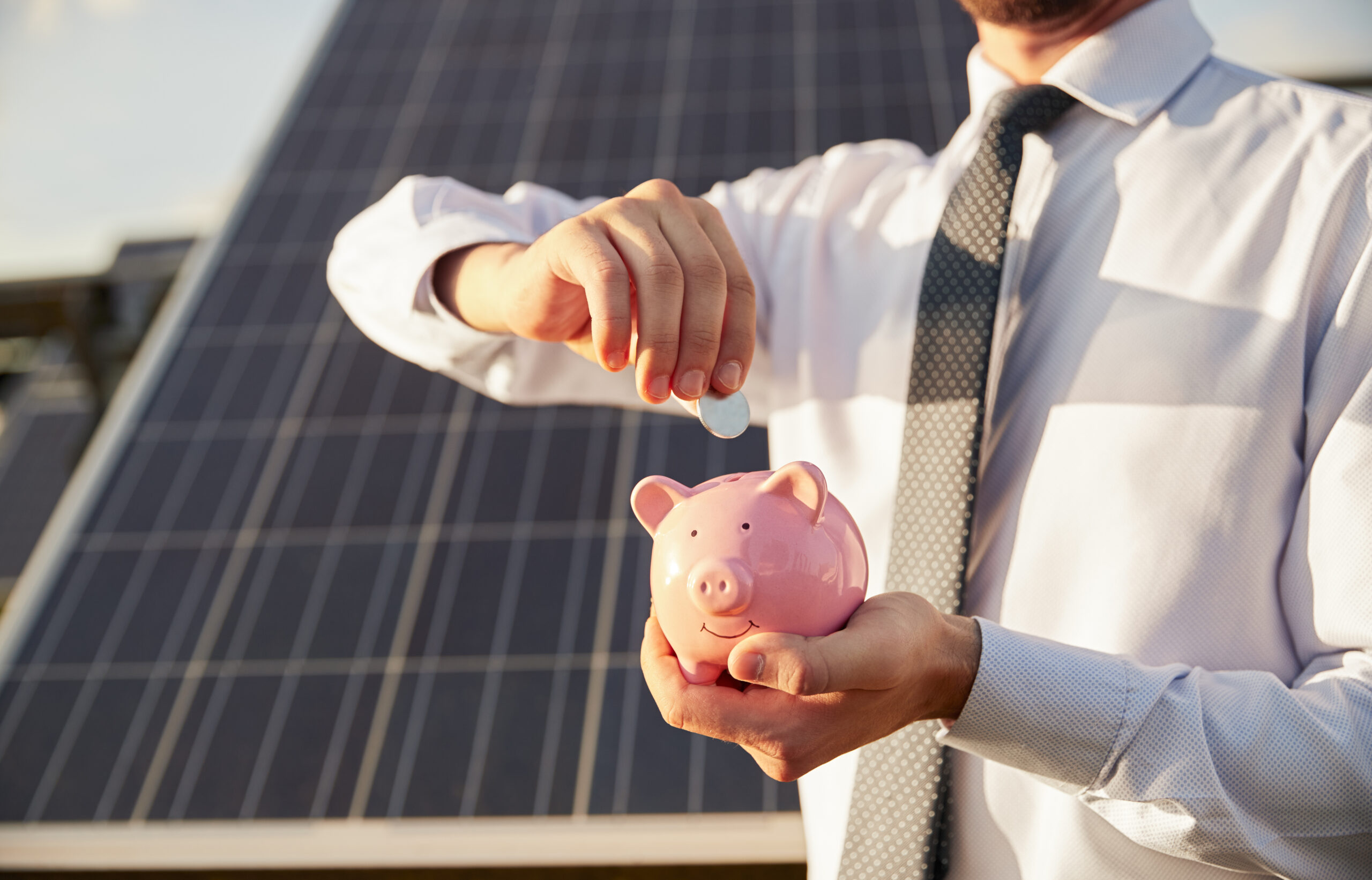 Geldsparen mit Solarenergie. Photovoltaik wird gefördert durch den Erlass der Mehrwert­steuer in Höhe von 19 %.